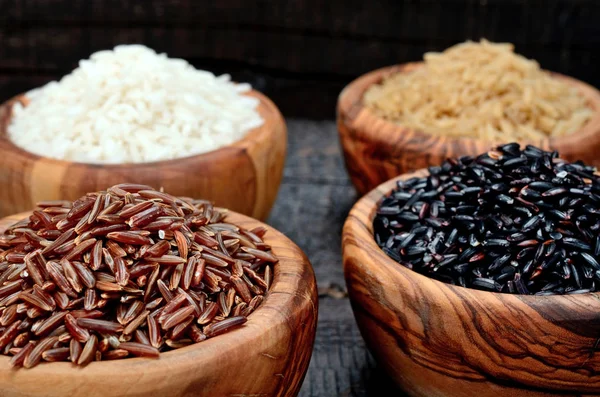 Masanın üzerine pirinç