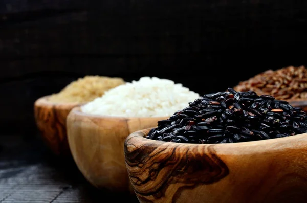 Masanın üzerine pirinç