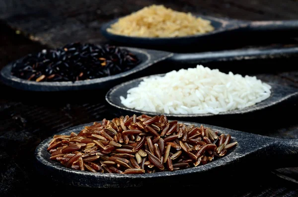 Masanın üzerine pirinç