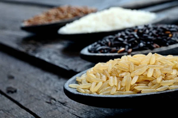 Masanın üzerine pirinç