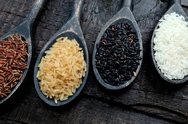 Masanın üzerine pirinç