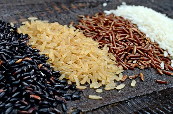 Masanın üzerine pirinç