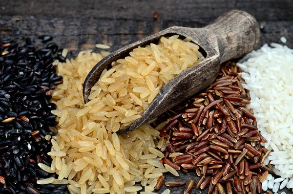 Masanın üzerine pirinç