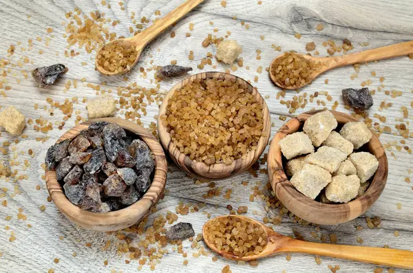 Tablo üzerinde kahverengi şeker