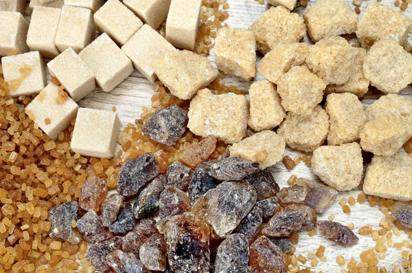 Tablo üzerinde kahverengi şeker