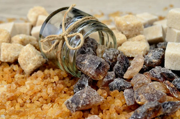 Tablo üzerinde kahverengi şeker