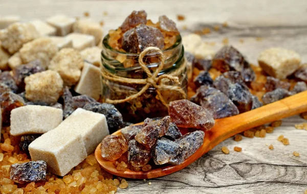 Tablo üzerinde kahverengi şeker