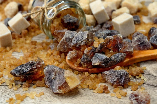 Tablo üzerinde kahverengi şeker