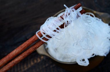 Çin erişte pot tablo ve