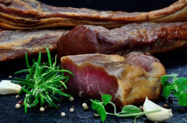 tablo üzerinde et füme