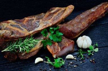 tablo üzerinde et füme