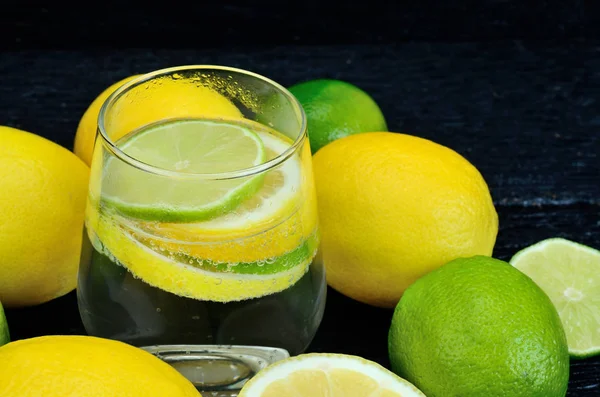 Glas Wasser mit Zitrone und Limette — Stockfoto