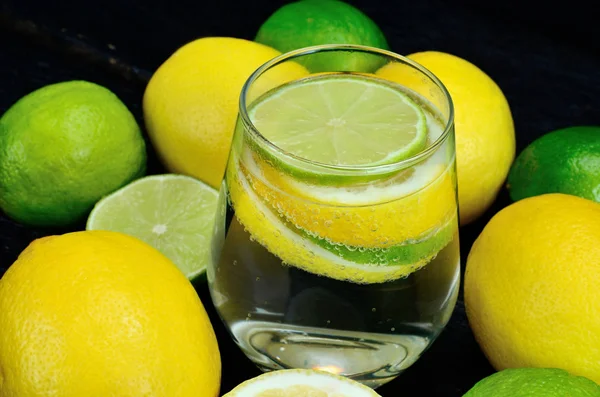 Glas Wasser mit Zitrone und Limette — Stockfoto