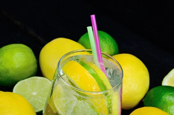 Glas Wasser mit Zitrone und Limette — Stockfoto