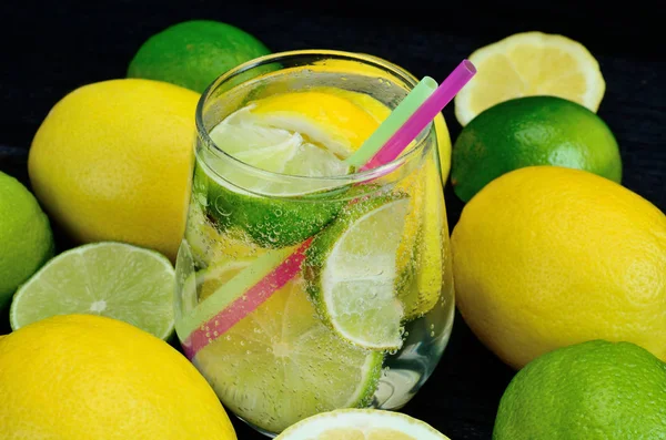 Glas Wasser mit Zitrone und Limette — Stockfoto