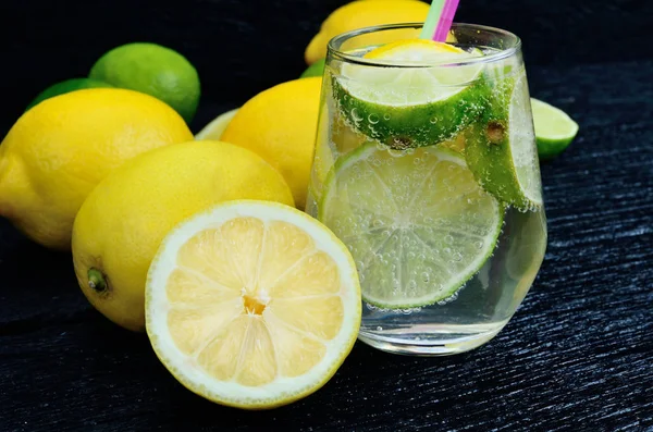 Szklanka wody z cytryną i lipa — Zdjęcie stockowe