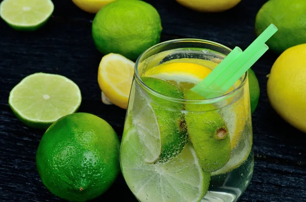 Glas Wasser mit Zitrone und Limette — Stockfoto