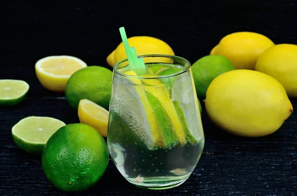 Glas Wasser mit Zitrone und Limette — Stockfoto