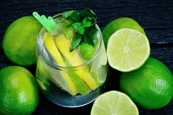 Glas Wasser mit Zitrone und Limette — Stockfoto