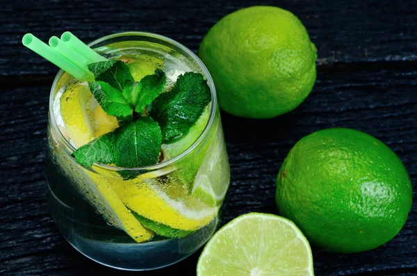 Glas Wasser mit Zitrone und Limette — Stockfoto