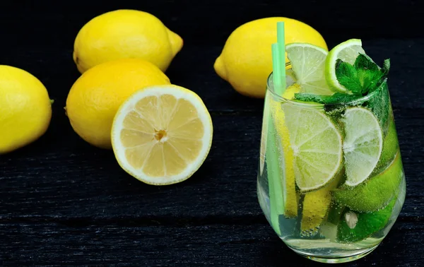 Glas Wasser mit Zitrone und Limette — Stockfoto