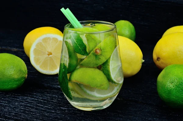 Verre d'eau au citron et citron vert — Photo