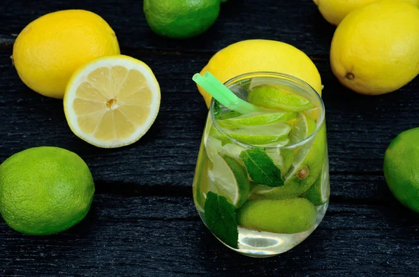 Glas Wasser mit Zitrone und Limette — Stockfoto