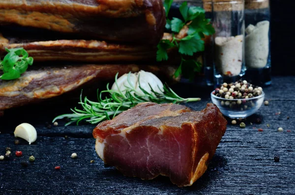 tablo üzerinde et füme