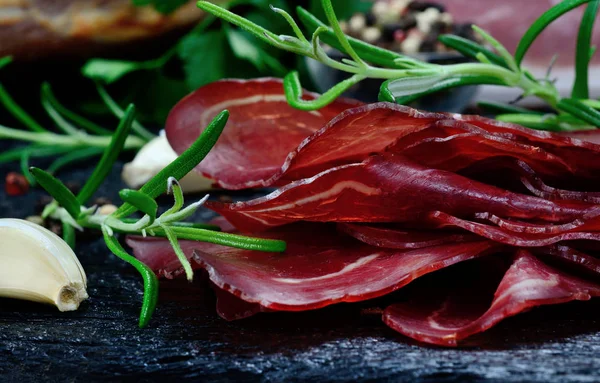 tablo üzerinde et füme