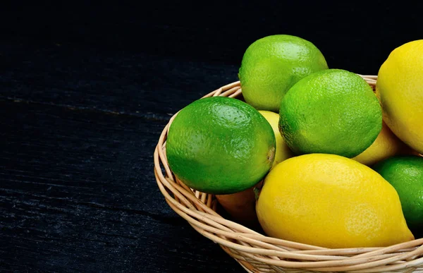 Kar van citroen en limoen op tafel Rechtenvrije Stockfoto's
