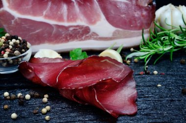 tablo üzerinde et füme