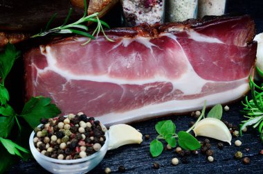 tablo üzerinde et füme