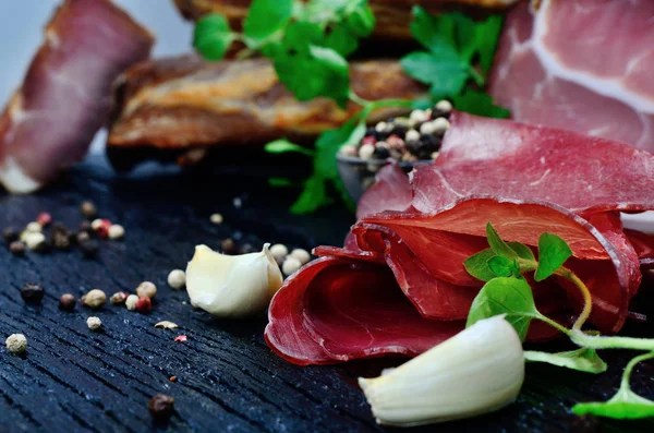 Carne fumada na mesa — Fotografia de Stock