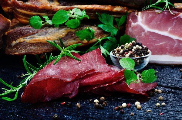 tablo üzerinde et füme