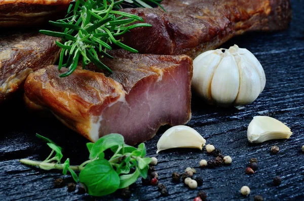 Gerookt vlees op tafel Stockfoto