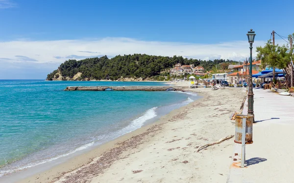 Praia bonita na aldeia de Siviri, Halkidiki, Grécia . — Fotografia de Stock