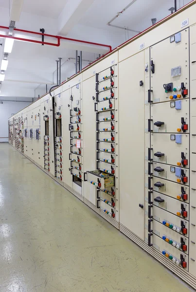 Sala controllo tensione elettrica di una centrale elettrica — Foto Stock