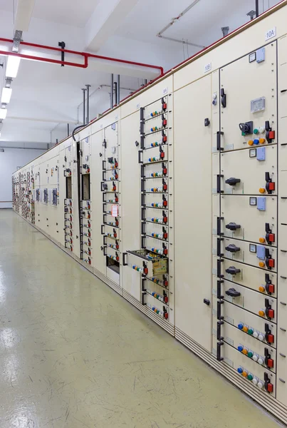 Sala de control de voltaje eléctrico de una central eléctrica Imágenes de stock libres de derechos