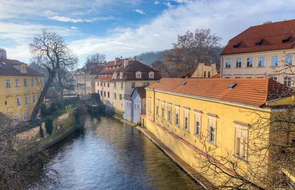 Vista del canal Certovka en Praga desde el puente Charles, Chequia . Fotos de stock libres de derechos