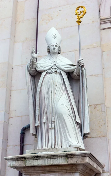 Sint Rupert standbeeld in Salzburg kathedraal, Oostenrijk — Stockfoto