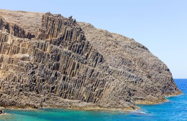 Volkanik oluşumlar üzerinde Glaronissia adacıkları, Milos island, Yunanistan
