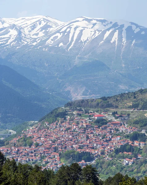 Utsikt över Metsovo stad, Lakmos berg i bakgrunden, Epirus, Grekland — Stockfoto