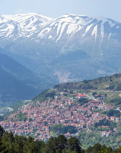Pohled na město Metsovo, Lakmos hory v pozadí, Epirus, Řecko Stock Fotografie
