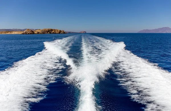 Boat wake and island on background — Stock Photo, Image