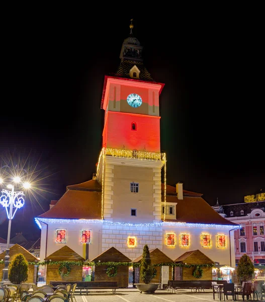 夜、ブラショフ、ルーマニア ブラショフ カウンシルハウスがクリスマスの装飾 — ストック写真