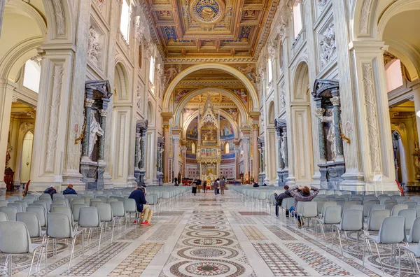 Wnętrze bazyliki San Giovanni in Laterano, Rzym, Włochy — Zdjęcie stockowe