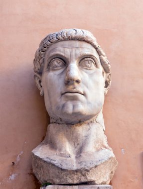 Roman Emperor büyük Konstantin temsil eden mermer başı