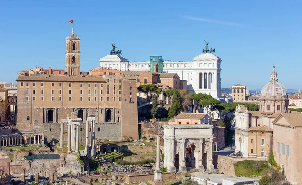 Veduta del Tabularium, dell'Arco di Settimio Severo e dell'Altare della Patria dal colle Palatino, Roma . — Foto Stock