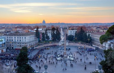 Piazza del Popolo panoramik görünümü gün batımında, Roma, İtalya.