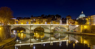 Ponte Vittorio Emanuele II ve Tiber Nehri gece, Aziz Petrus Bazilikası'nın arka planda, Roma, İtalya.